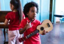 Jak wybrać pierwszy instrument dla dziecka – praktyczny przewodnik dla rodziców Dwoje dzieci gra na ukulele i pianinie w jasnym pokoju