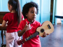 Jak wybrać pierwszy instrument dla dziecka – praktyczny przewodnik dla rodziców Dwoje dzieci gra na ukulele i pianinie w jasnym pokoju