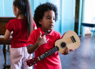 Jak wybrać pierwszy instrument dla dziecka – praktyczny przewodnik dla rodziców Dwoje dzieci gra na ukulele i pianinie w jasnym pokoju