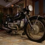 Klasyczny motocykl w eleganckim wnętrzu, podkreślający historyczną ramę
