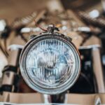 Reflektor motocykla z ozdobą czaszki, detal wnętrza fana dwóch kółek