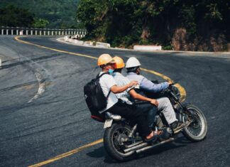 Najbardziej niebezpieczne drogi świata dla motocyklistów gdzie adrenalina miesza się ze strachem Trzech motocyklistów w kaskach jedzie krętą górską drogą