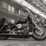Zbliżenie zabytkowego motocykla Harley Davidson w czerni i bieli