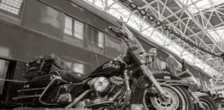 Zbliżenie zabytkowego motocykla Harley Davidson w czerni i bieli