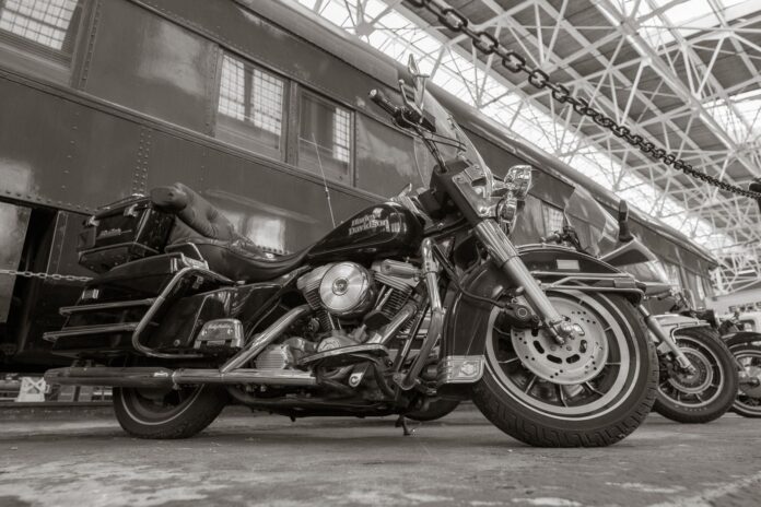 Zbliżenie zabytkowego motocykla Harley Davidson w czerni i bieli Zbliżenie zabytkowego motocykla Harley Davidson w czerni i bieli