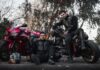 Motocyklowi bohaterowie anime i mangi, które musisz znać Dwóch motocyklistów w kombinezonach pozuje przy motocyklach na zewnątrz
