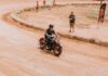 Klasyczny motocyklista pędzi po torze ziemnym podczas wyścigu