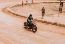 Legenda sportu wyścigowego jak dwusuwowe 250 i 500 przeorały świat motocykli torowych Klasyczny motocyklista pędzi po torze ziemnym podczas wyścigu