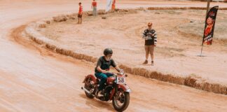 Legenda sportu wyścigowego jak dwusuwowe 250 i 500 przeorały świat motocykli torowych Klasyczny motocyklista pędzi po torze ziemnym podczas wyścigu