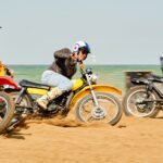 Retro wyścig motocykli na piaszczystej plaży w Margate