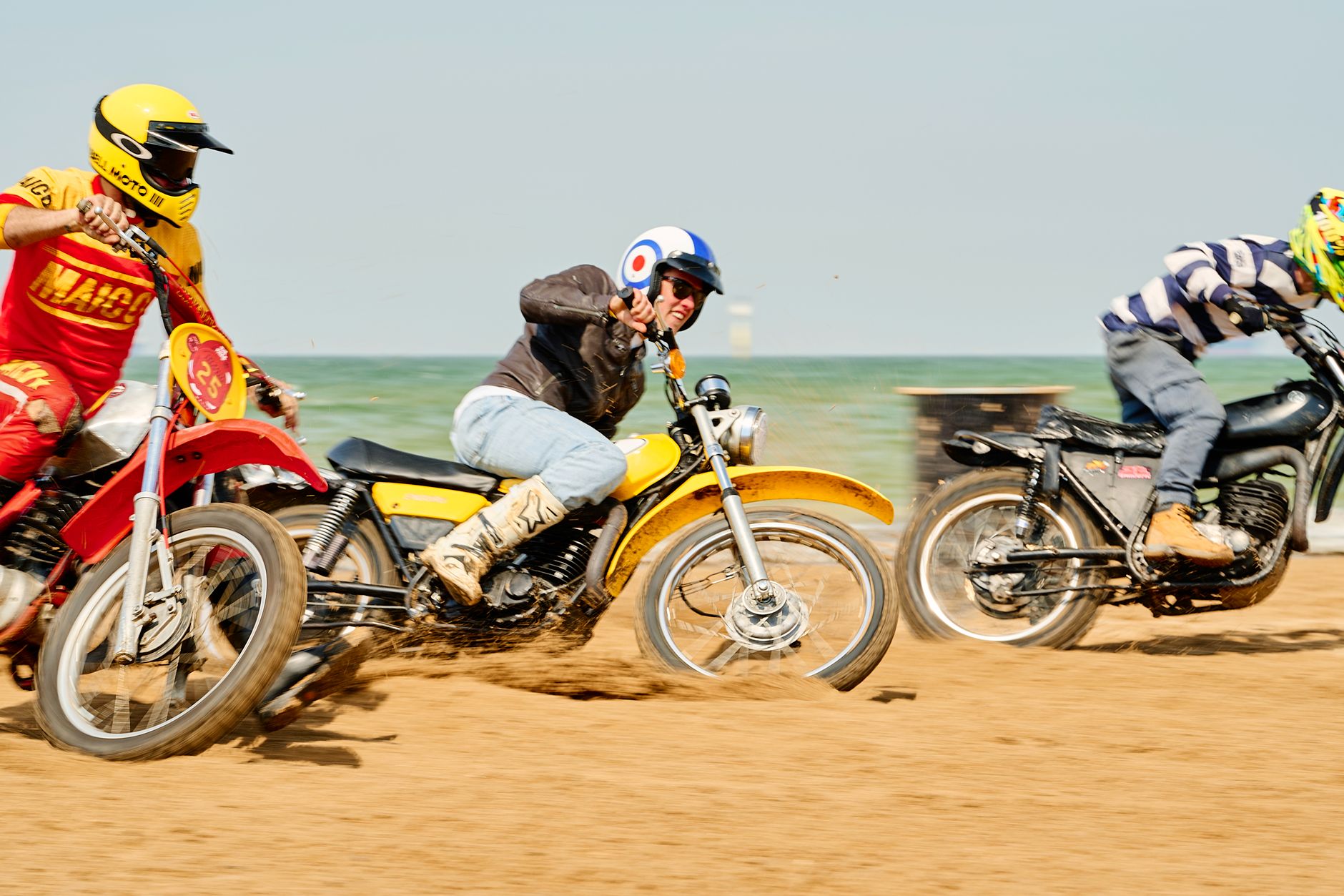Retro wyścig motocykli na piaszczystej plaży w Margate