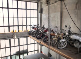 Czy każdy stary motocykl to klasyk jak odróżnić potencjalną ikonę od zwykłego starocia na złom Rząd retro motocykli na podestach w garażu przy dużych oknach