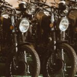 Rząd stylowych zabytkowych motocykli zaparkowanych w słońcu