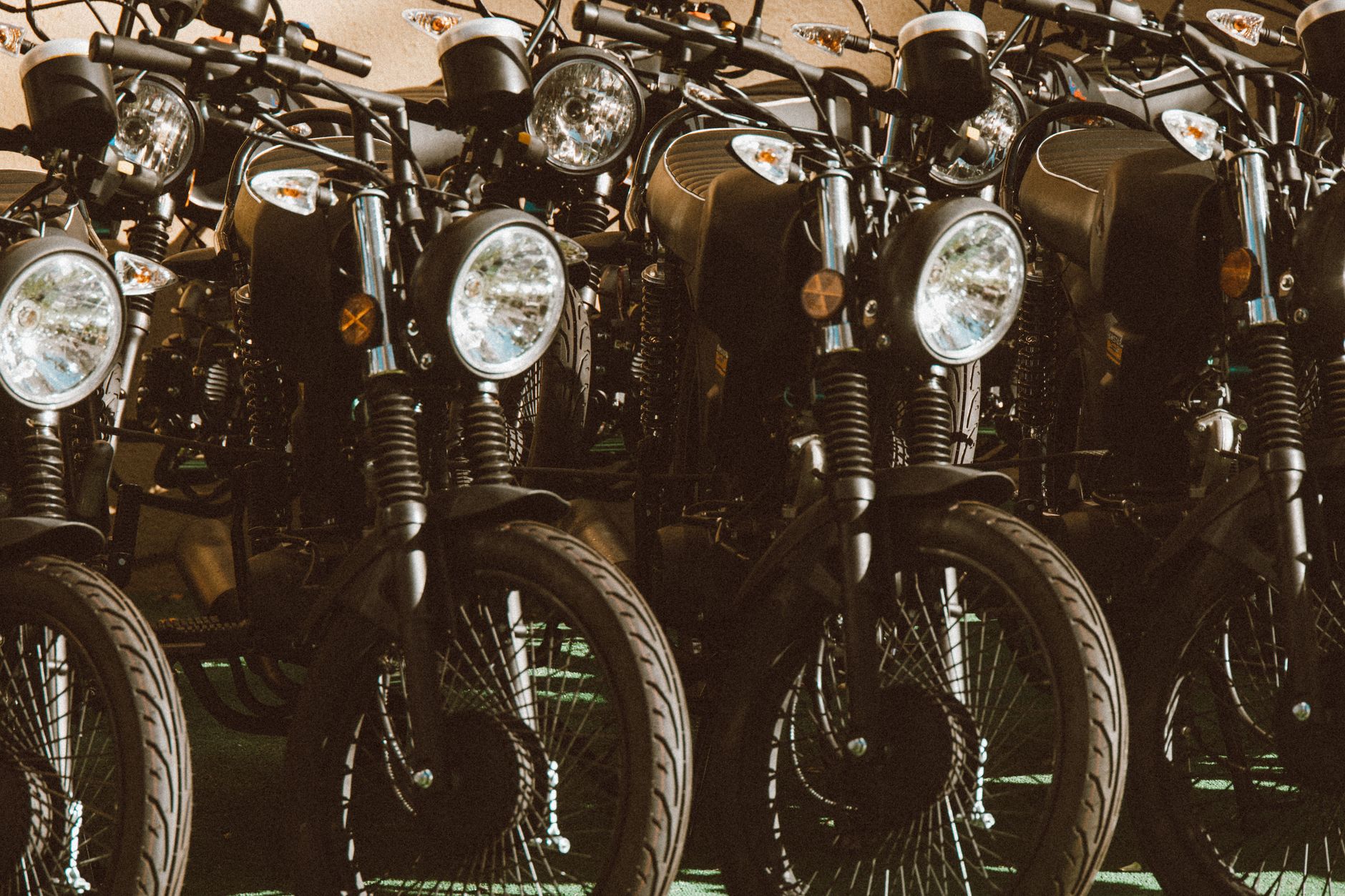 Rząd stylowych zabytkowych motocykli zaparkowanych w słońcu