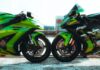 Dwa zielone motocykle Kawasaki Ninja ustawione obok siebie na zewnątrz