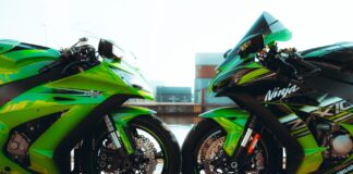 Dwa zielone motocykle Kawasaki Ninja ustawione obok siebie na zewnątrz