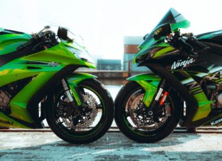 Sportowe 600 kontra nowoczesne 700: test osiągów, elektroniki i codziennej użyteczności Dwa zielone motocykle Kawasaki Ninja ustawione obok siebie na zewnątrz