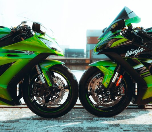 Sportowe 600 kontra nowoczesne 700: test osiągów, elektroniki i codziennej użyteczności Dwa zielone motocykle Kawasaki Ninja ustawione obok siebie na zewnątrz