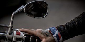 Wytatuowana dłoń motocyklisty na