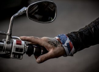Wytatuowana dłoń motocyklisty na