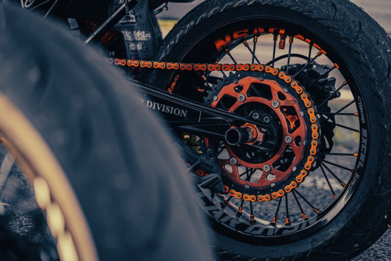 Czyszczenie i smarowanie łańcucha motocyklowego: jak często to robić i czym?