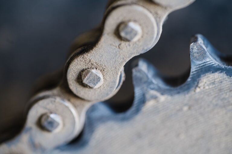 Czyszczenie i smarowanie łańcucha motocyklowego: jak często to robić i czym?