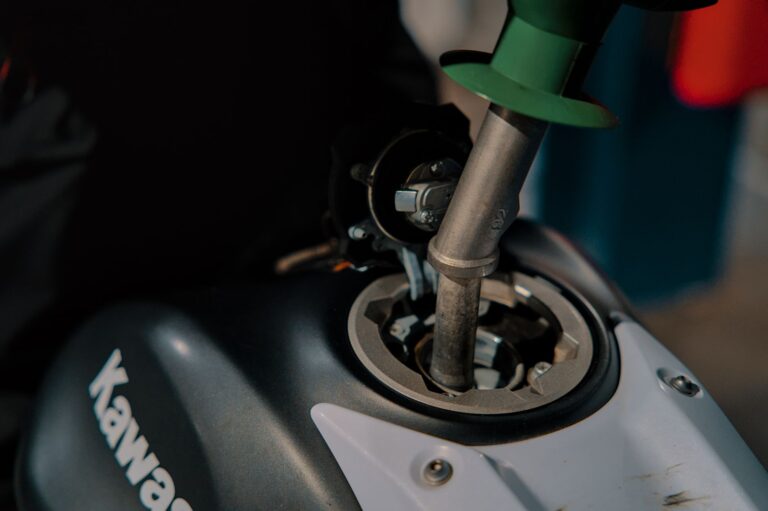Tankowanie motocykla Kawasaki na stacji paliw